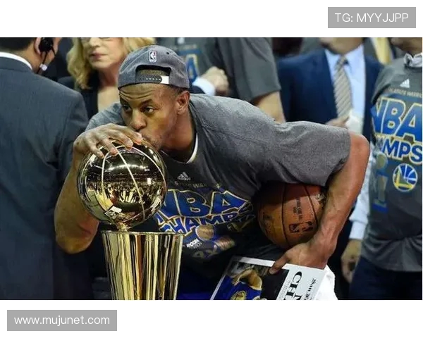 2015年NBA总决赛勇士击败骑士夺得总冠军库里伊戈达拉MVP